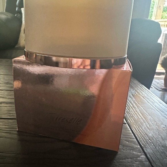 New Avon Treselle Dusting Talc Powder With Puff 3.5oz new old stock - Picture 2 of 2